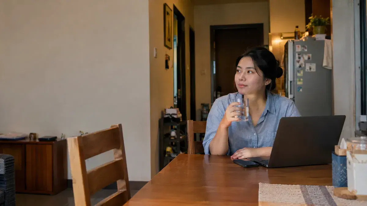 Suasana tenang di rumah atau kafe